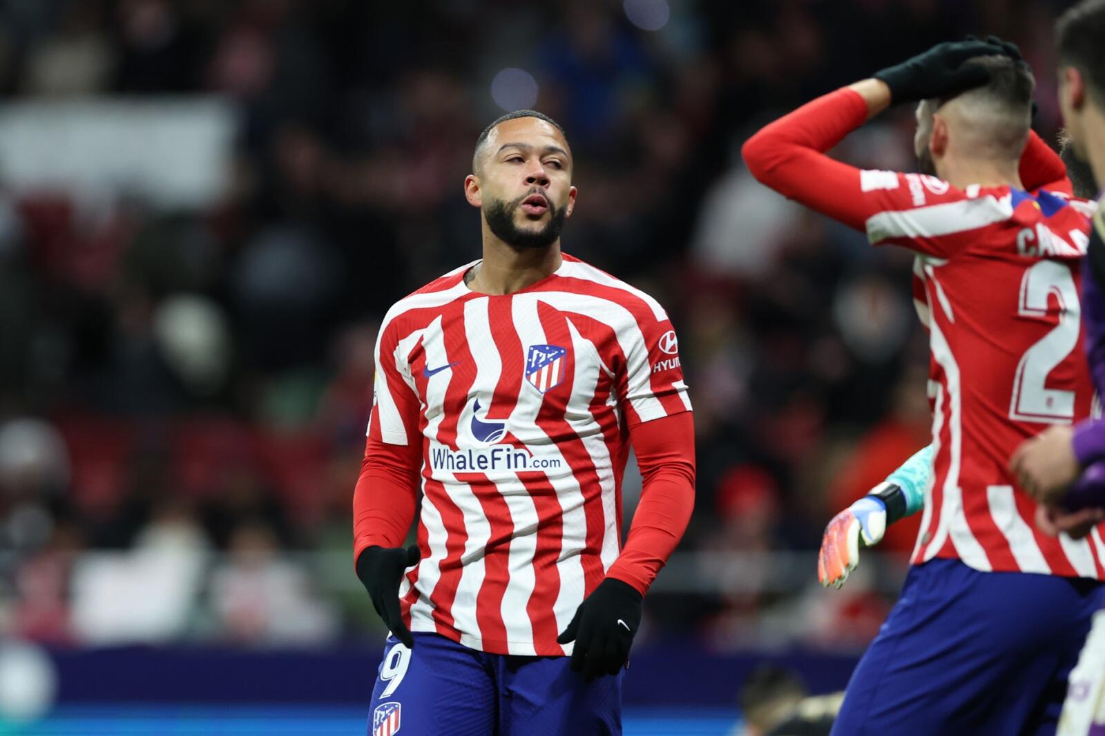 Atletico Madrid's Dutch forward Memphis Depay reacts next to Atletico Madrid's Belgian midfielder Yannick Ferreira-Carrasco (R) during the Spanish league football match between Club Atletico de Madrid and Real Valladolid FC at the Wanda Metropolitano stadium in Madrid on January 21, 2023. (Photo by Pierre-Philippe Marcou / AFP)