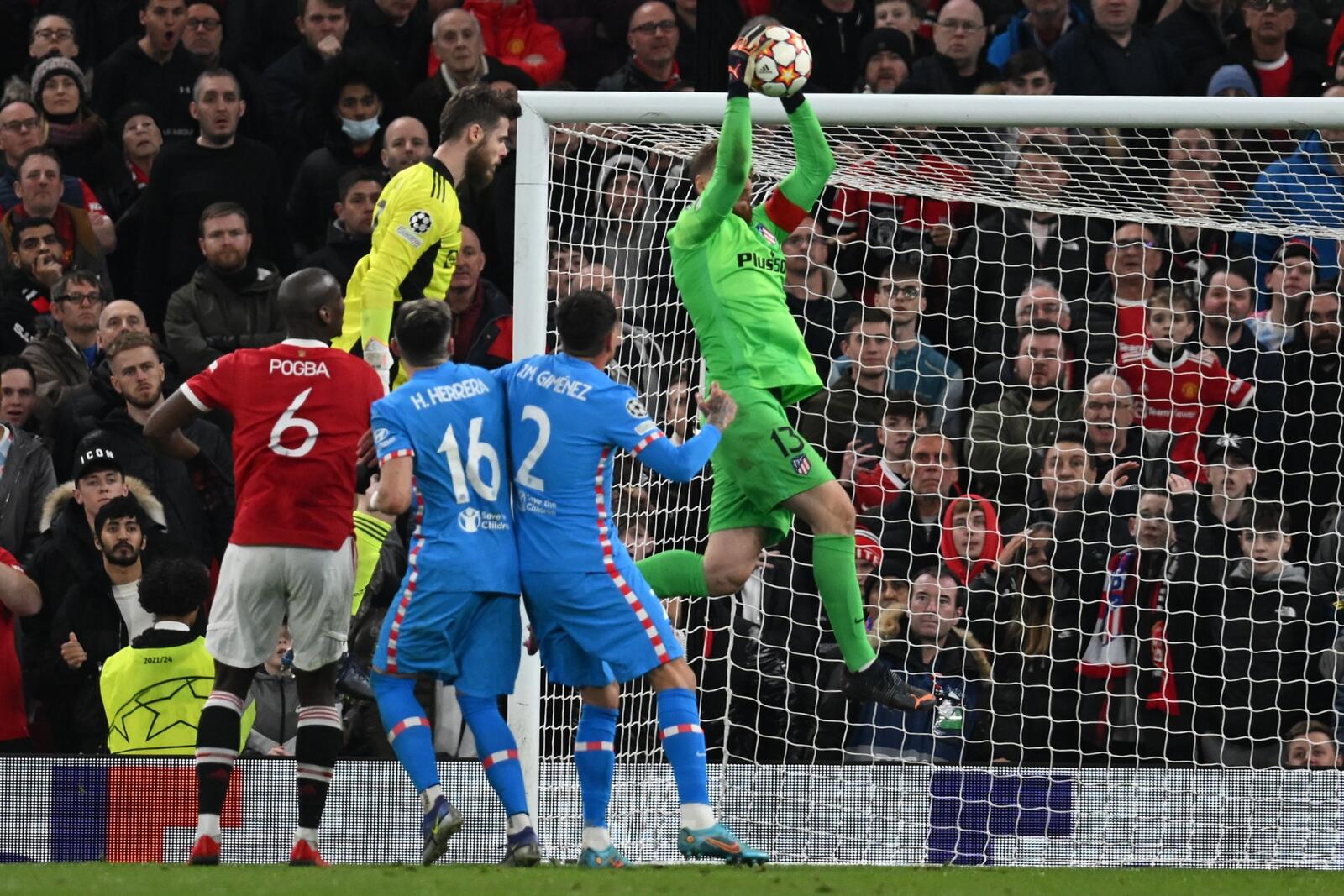 Atletico Madrid's Slovenian goalkeeper Jan Oblak gathers the ball from the last corner of the game with Manchester United's Spanish goalkeeper David de Gea (2nd L) up from the back during the UEFA Champions League round of 16 second leg football match between Manchester United and Atletico Madrid at Old Trafford stadium in Manchester, north west England on March 15, 2022. Atletico won the game 1-0, and the tie 2-1 on aggregate. (Photo by Paul ELLIS / AFP)