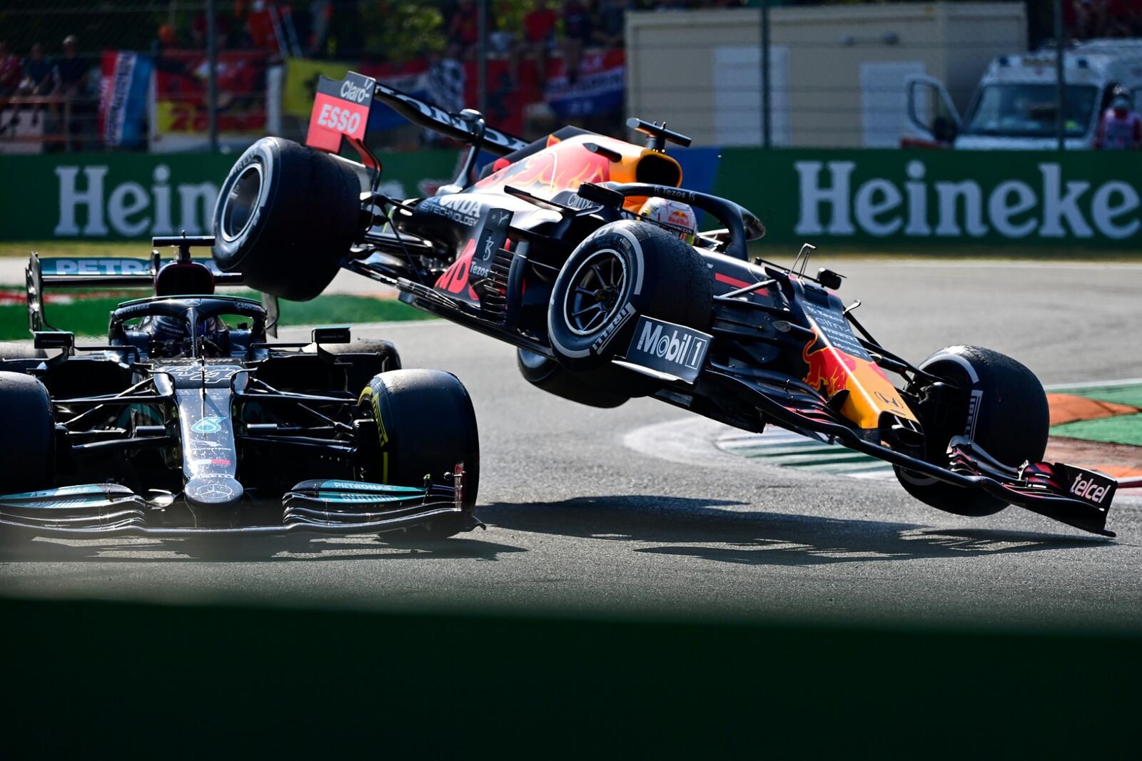 Ricciardio wins, Hamilton and Verstappen collide (Photo: AFP)