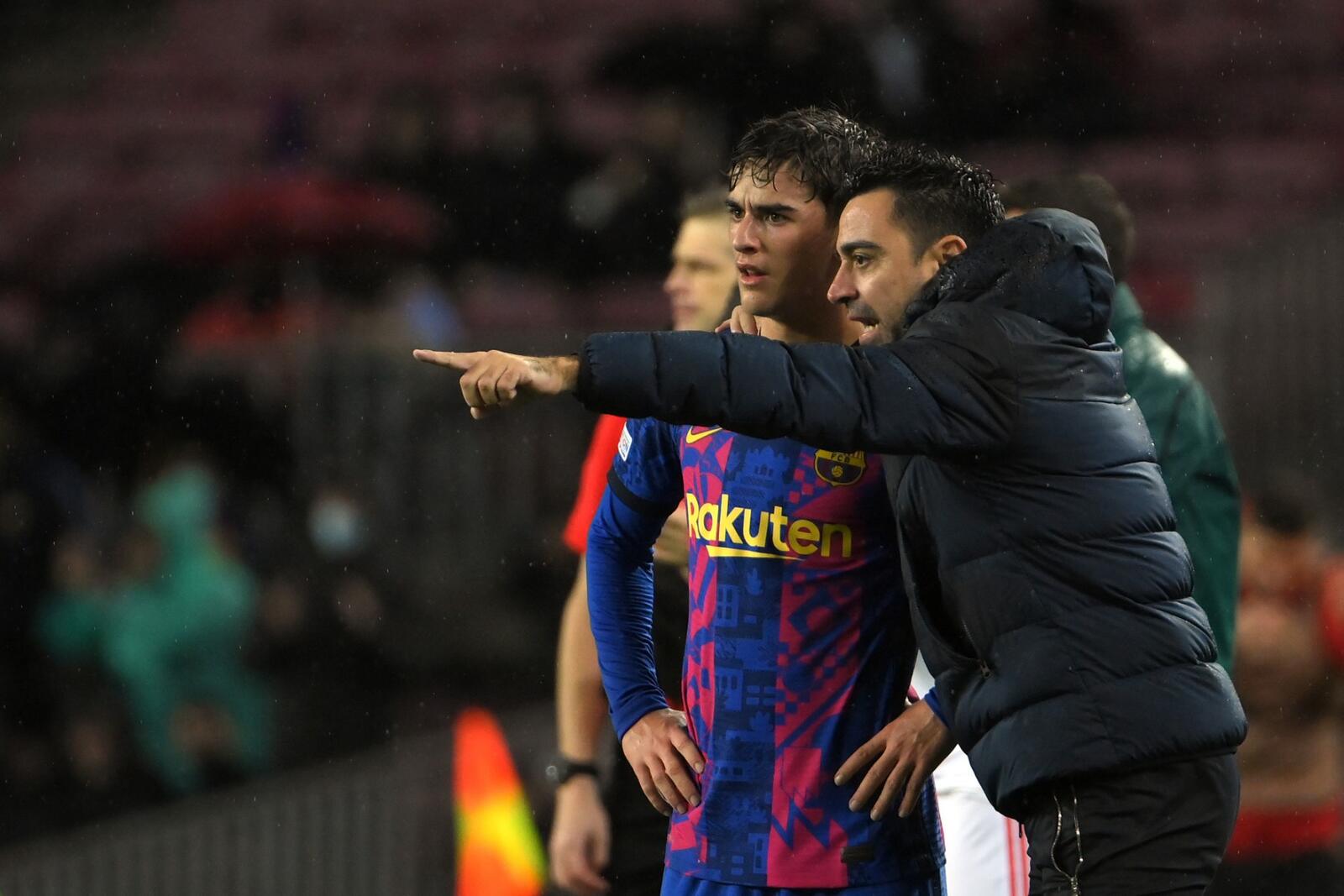 Gavi (L) and Barcelona coach Xavi (Photo: AFP)
