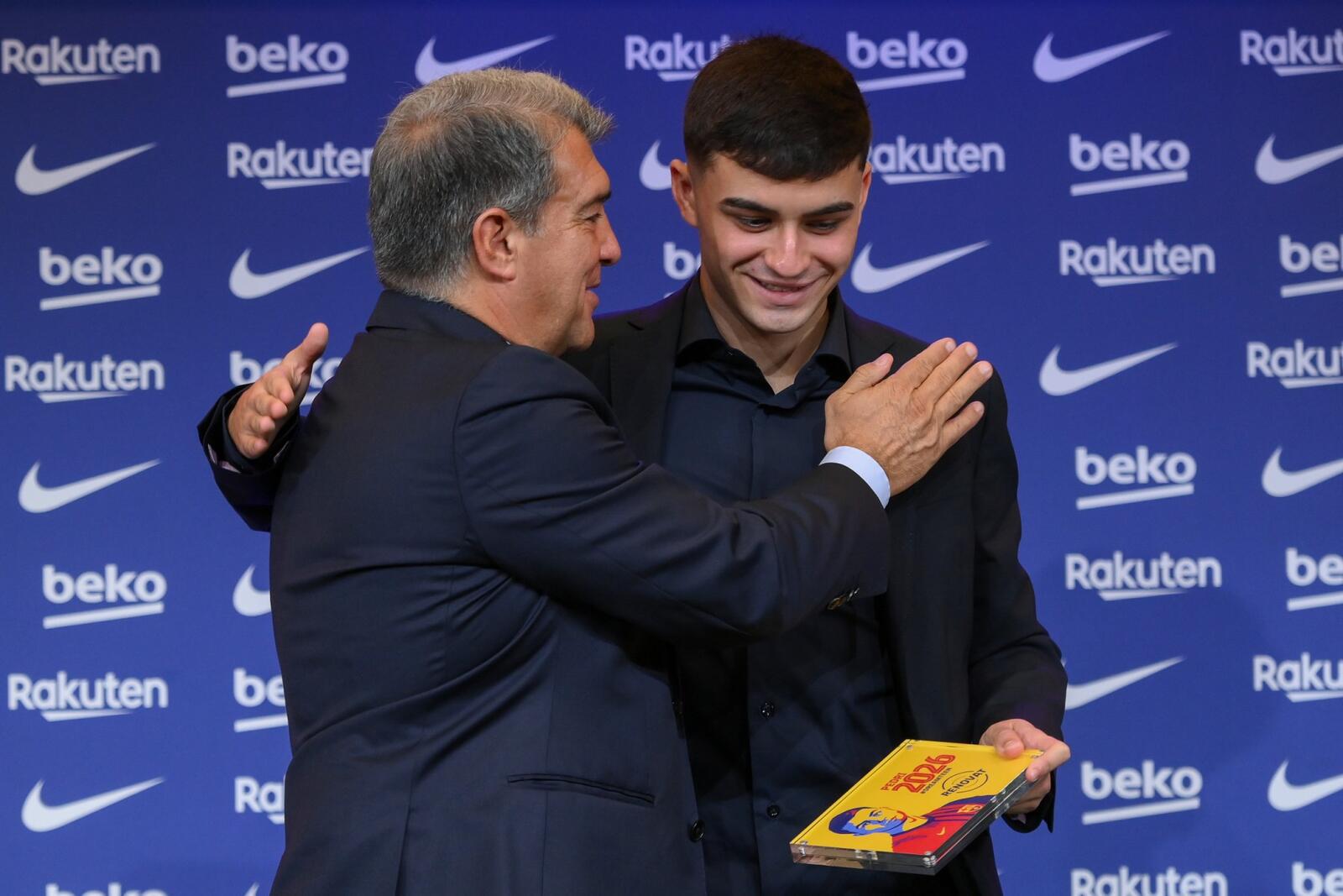Laporta and Pedri (Photo: AFP)