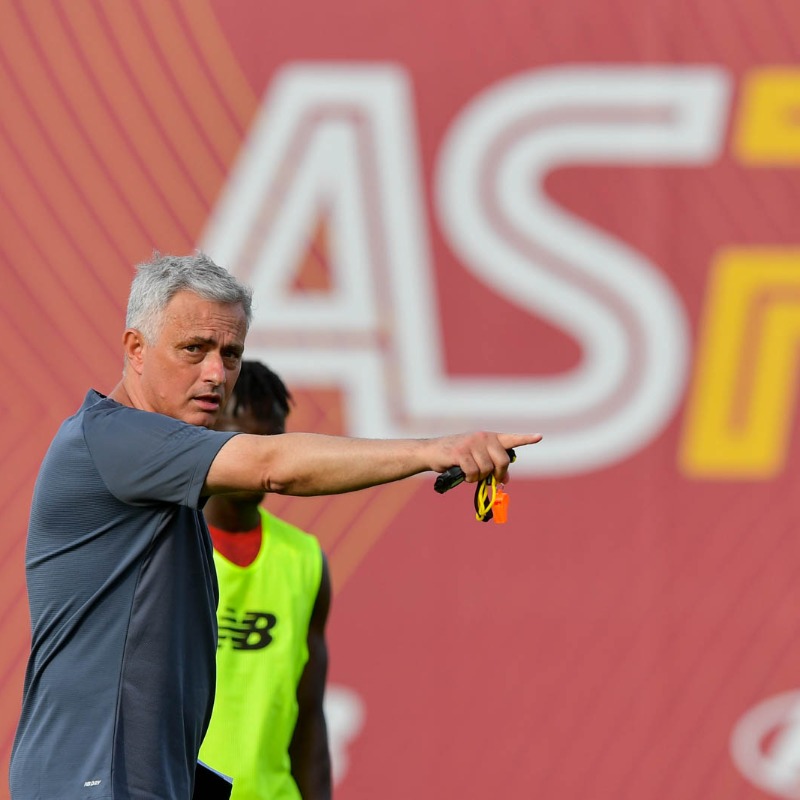 Mourinho (Photo: @officialASRoma)