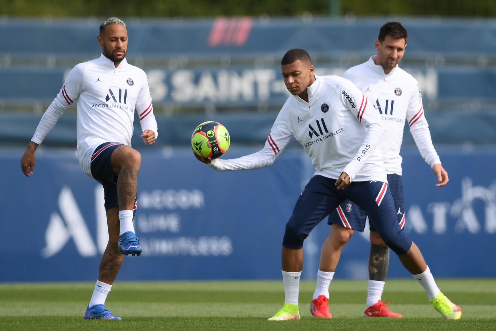 Neymar, Mbappe and Messi during a PSG training session (Photo: AFP)