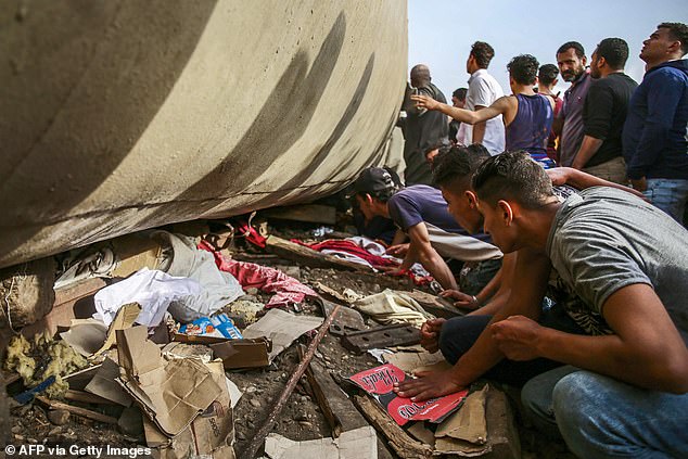 passenger train derailed in Egypt