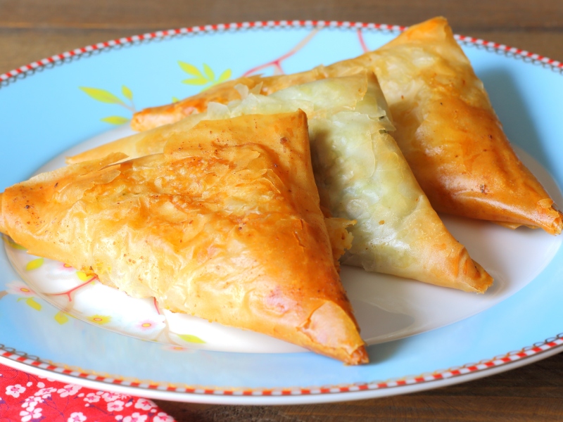 فطائر الجبن اليونانية المثلثة (تيروبيتا)