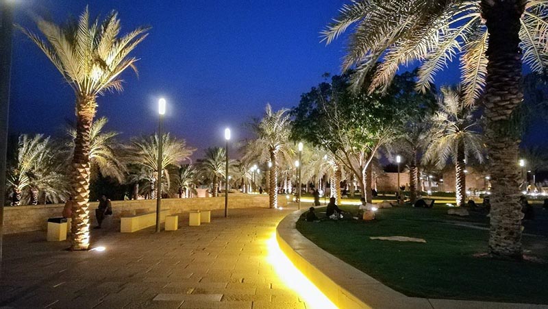 استكشاف ممرات ومعالم المنتزه