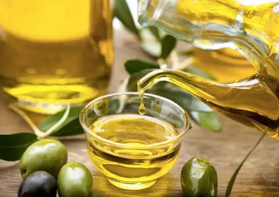 تفسير إعطاء زيت الزيتون في المنام للمتزوجة لابن سيرين