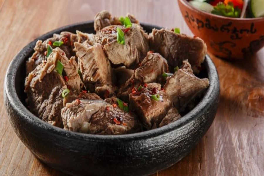تفسير حلم أكل اللحم مع الأقارب للعزباء