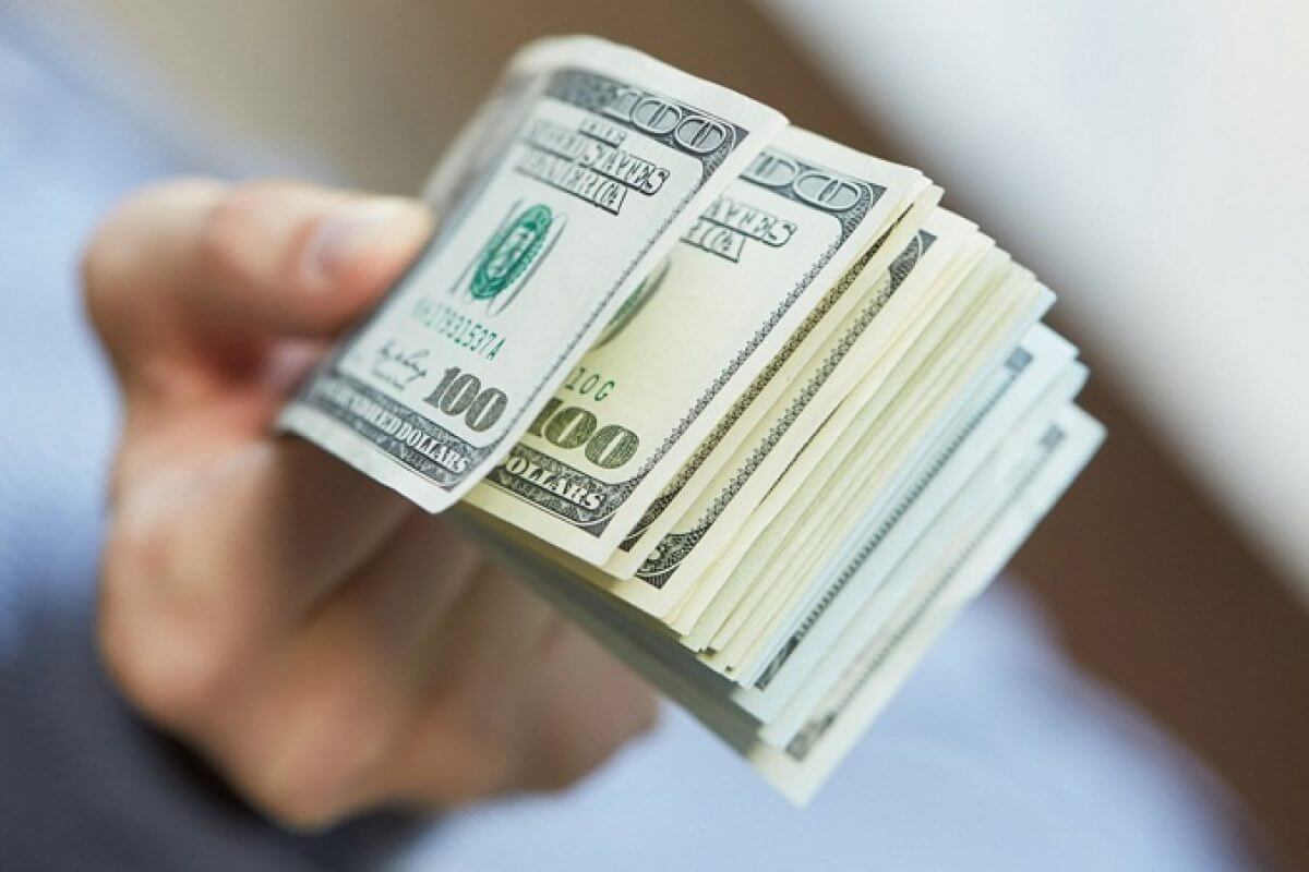 تفسير حلم إعطاء المال لشخص معروف للمتزوج