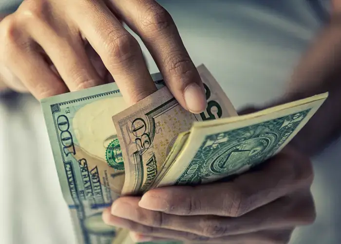 تفسير حلم اخذ المال من شخص معروف للرجل