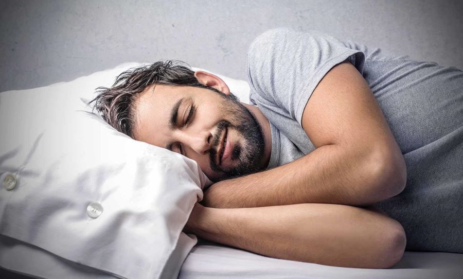 تفسير حلم الميت يذكر اسم شخص حي وهو حزين