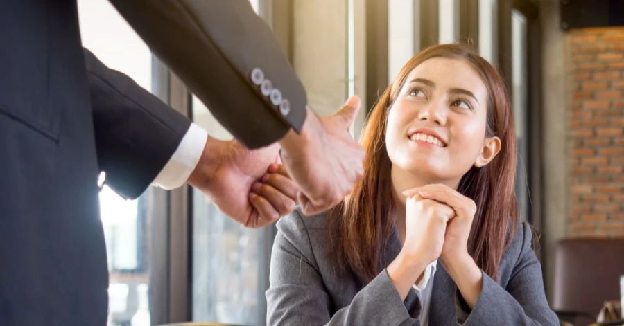 تفسير حلم رؤية شخص مشهور والتحدث معه للمتزوجة