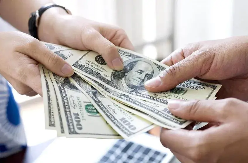 تفسير حلم شخص يعطيني نقود ورقية خضراء للعزباء