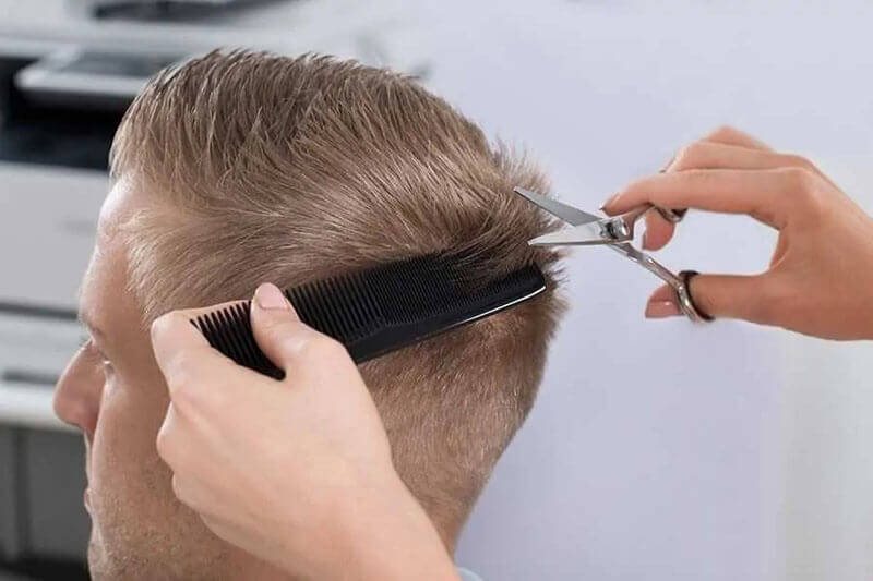 تفسير حلم قص الشعر من شخص قريب للرجل