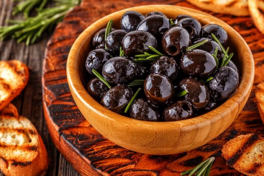 تفسير رؤية الزيتون الأسود في المنام للعزباء