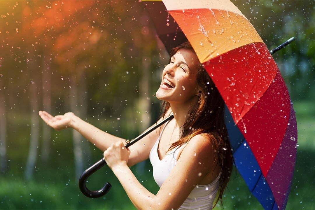 تفسير رؤية المشي تحت المطر في المنام للعزباء
