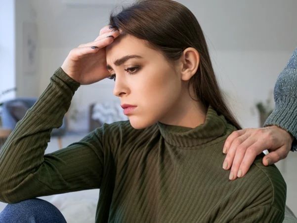 تفسير رؤية الميت يضع يديه على كتفي للمتزوجة