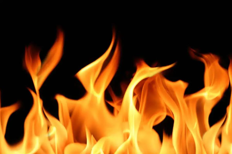 تفسير رؤية النار في المنام للرجل خارج المنزل