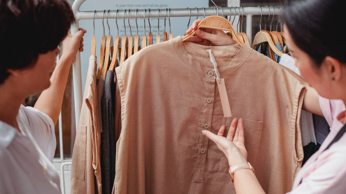تفسير رؤية شراء ملابس جديدة في المنام للمتزوجة لابن سيرين