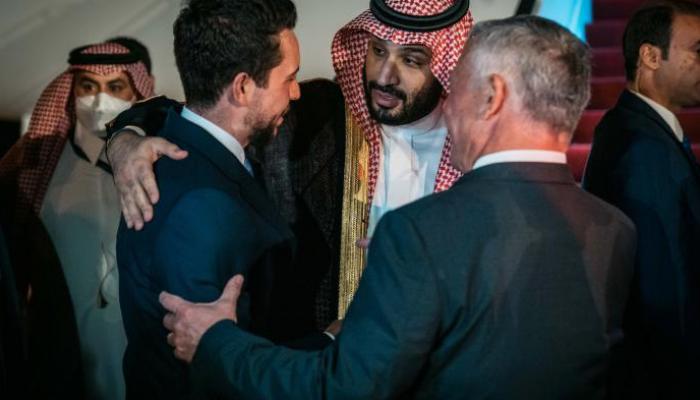 ولي العهد السعودي الأمير محمد بن سلمان مع الملك عبدالله والأمير الحسين