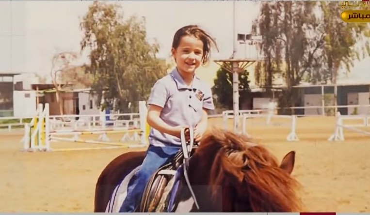 رجوة آل سيف في مرحلة الطفولة