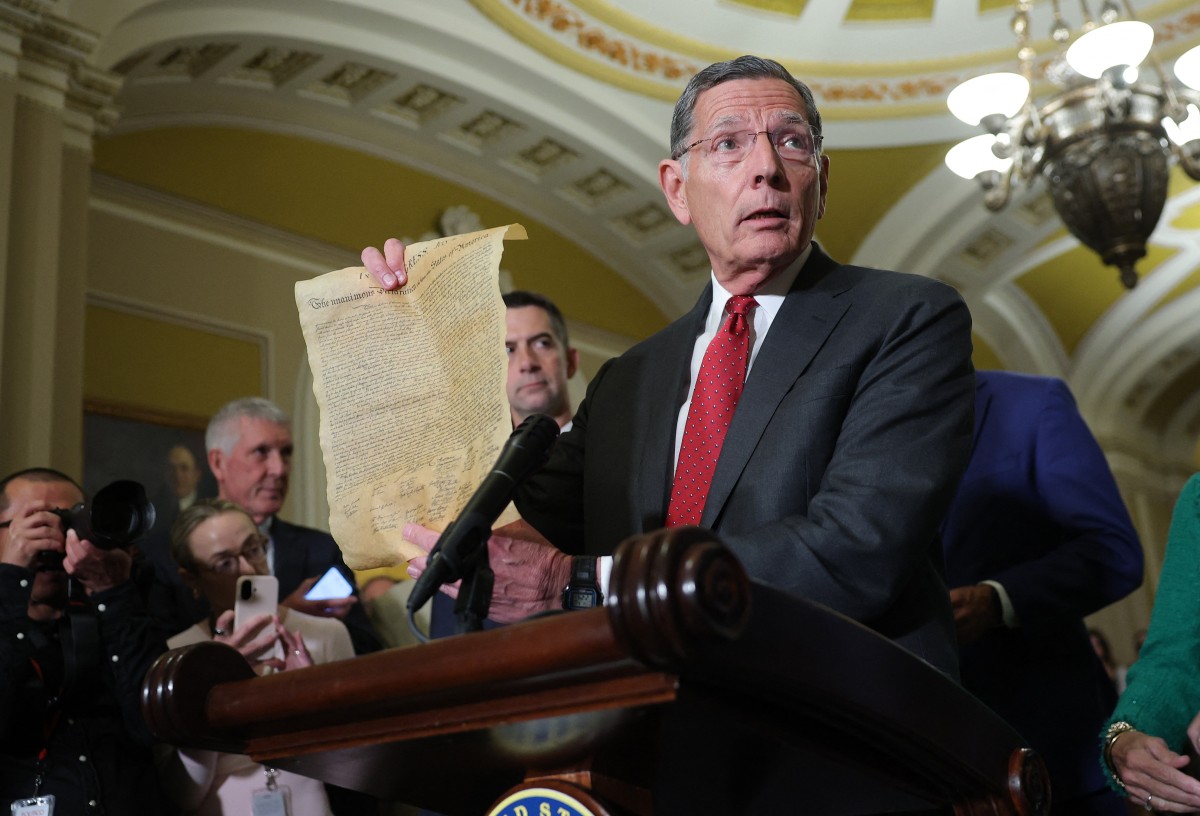 Barraso holds Declaration of Independence