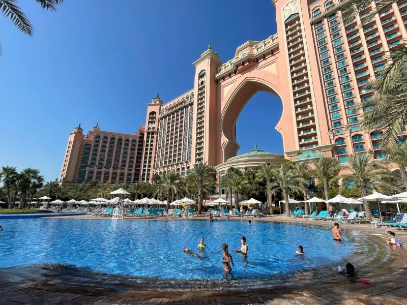 أهم 6 مسابح فخمة ومبهرة في دبي هذا الصيف