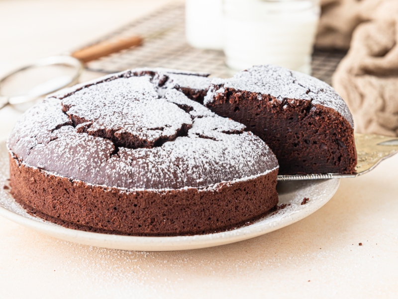 أطباق رمضانية: سلطة نيسواز، دجاج ترياكي ، وكعكة شوكولاتة دون طحين