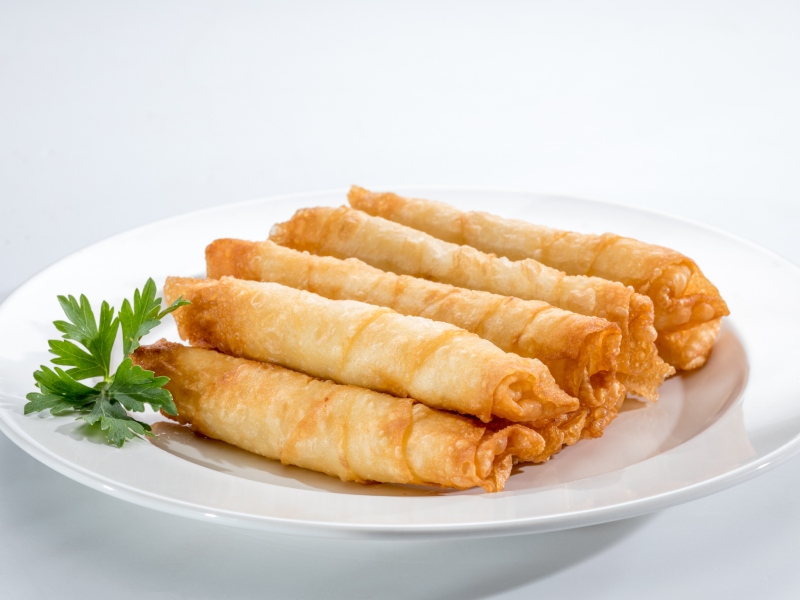 أطباق رمضانية: مقبلات لفائف المسخن، وسبرينج رولز، والسمبوسة