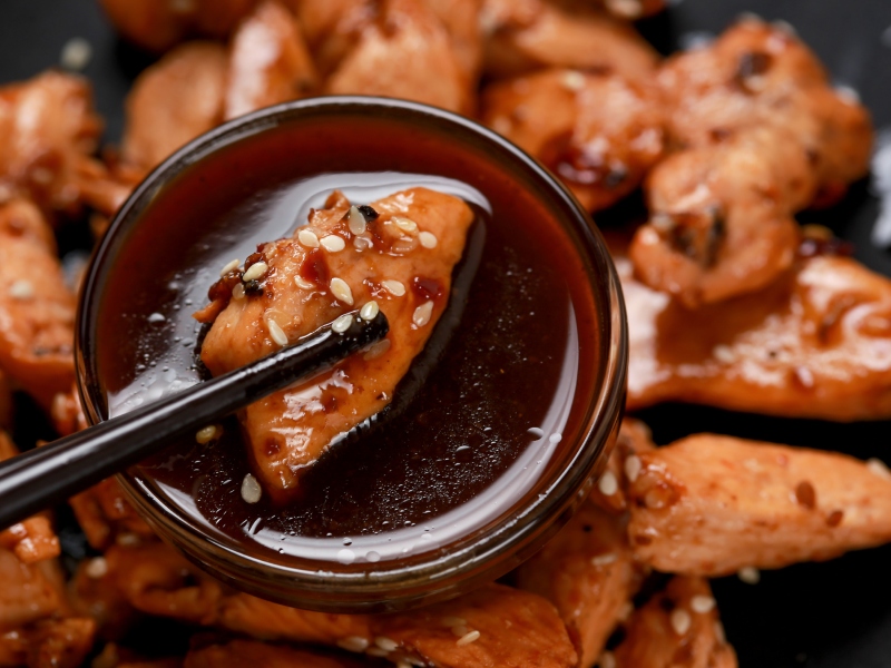 أطباق رمضانية: سلطة نيسواز، دجاج ترياكي ، وكعكة شوكولاتة دون طحين