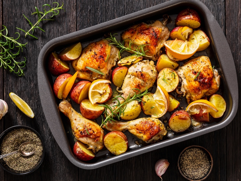 أطباق رمضانية: دجاج مشوي مع البطاطا والزعتر وكرات البسكويت