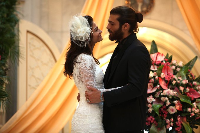 Can Yaman ve Demet Özdemir evleniyor Can Yaman e Demet Özdemir si sposano