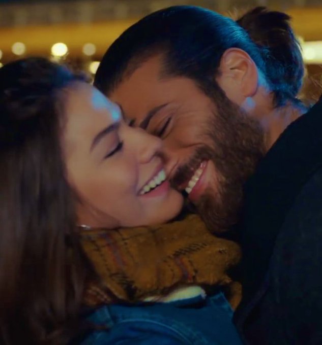 Can Yaman ve Demet Özdemir geceyi birlikte geçirdi Can Yaman e Demet Özdemir hanno passato la notte insieme