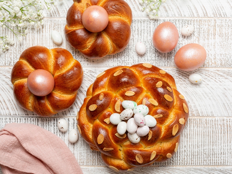 خبز عيد الفصح المجدول والمزين بالبيض الملون
