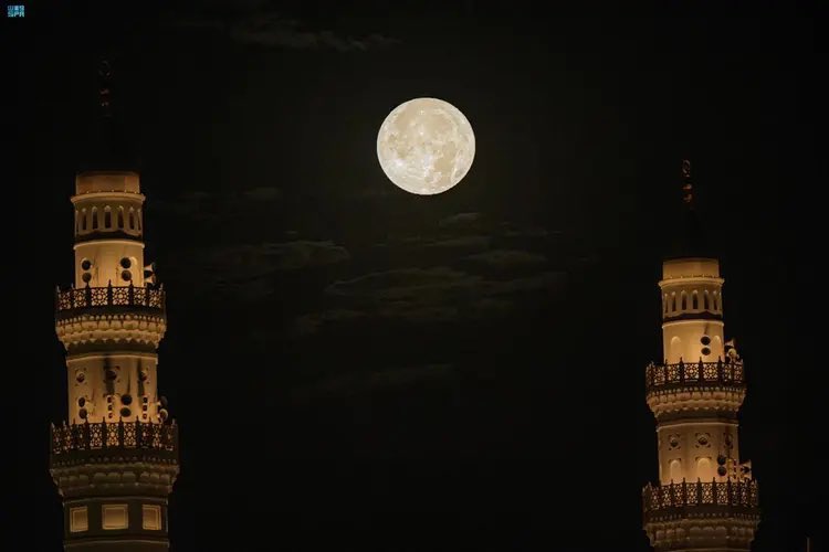 القمر العملاق 