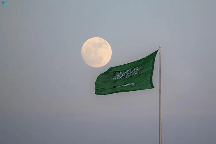 القمر العملاق 
