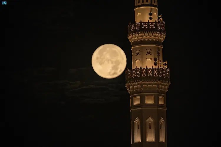 القمر العملاق 