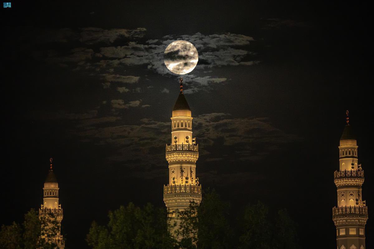 القمر العملاق 
