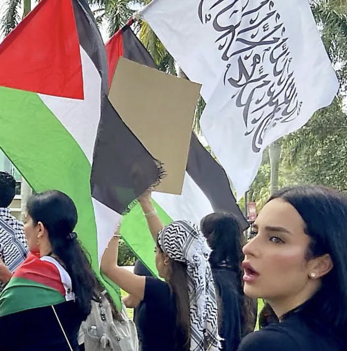 علم طالبان في مسيرة بأمريكا