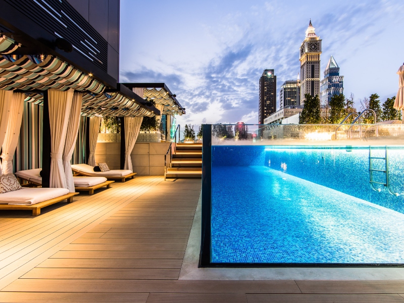 أهم 6 مسابح فخمة ومبهرة في دبي هذا الصيف