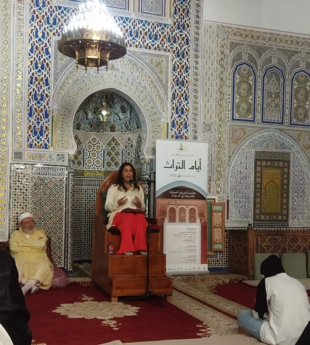 سيدة غير محجبة تعتلي منبر مسجد في المغرب