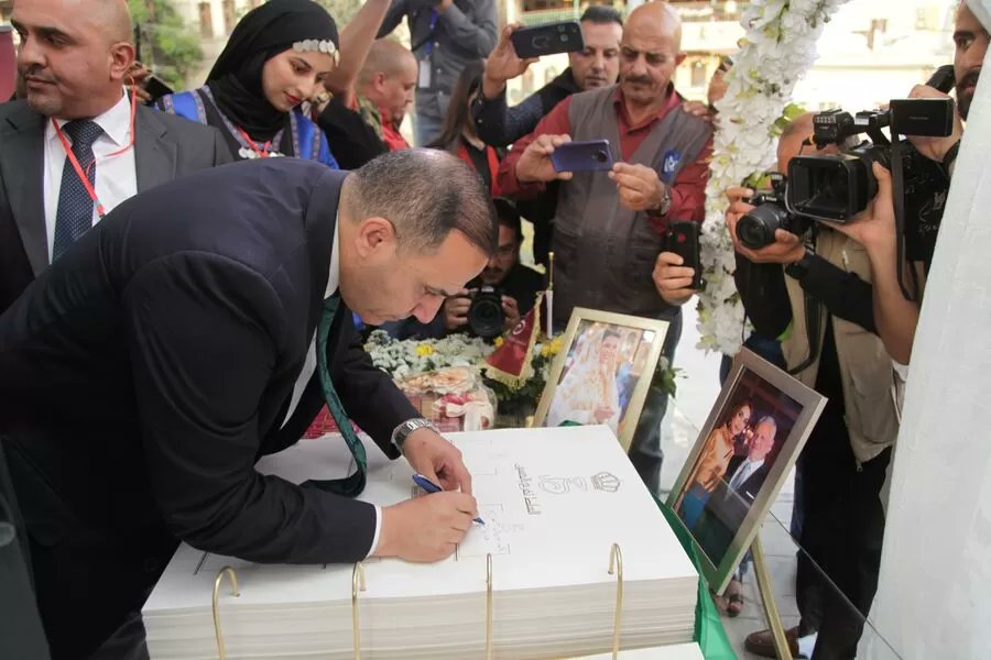 أردنيون يطلقون أكبر كتاب مباركة للأمير الحسين