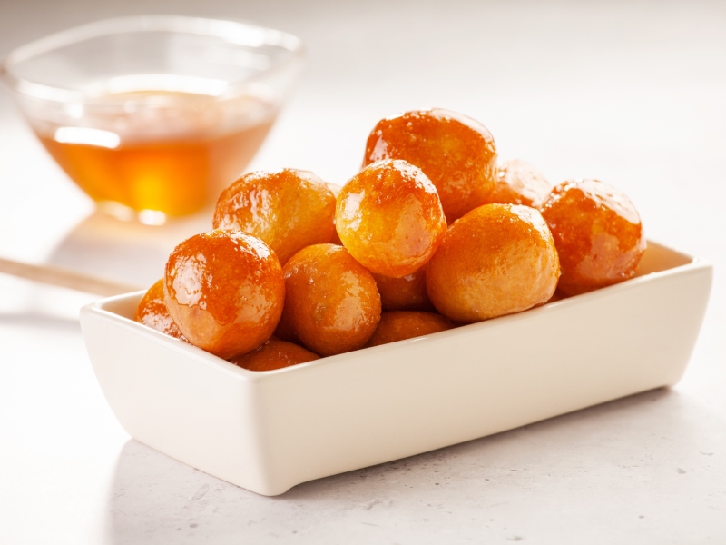 أطباق رمضانية: 3 حلويات شهية زلابيا، عيش السرايا وقطايف