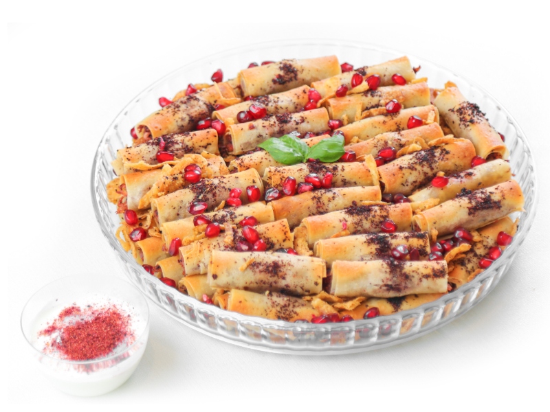 أطباق رمضانية: مقبلات لفائف المسخن، وسبرينج رولز، والسمبوسة