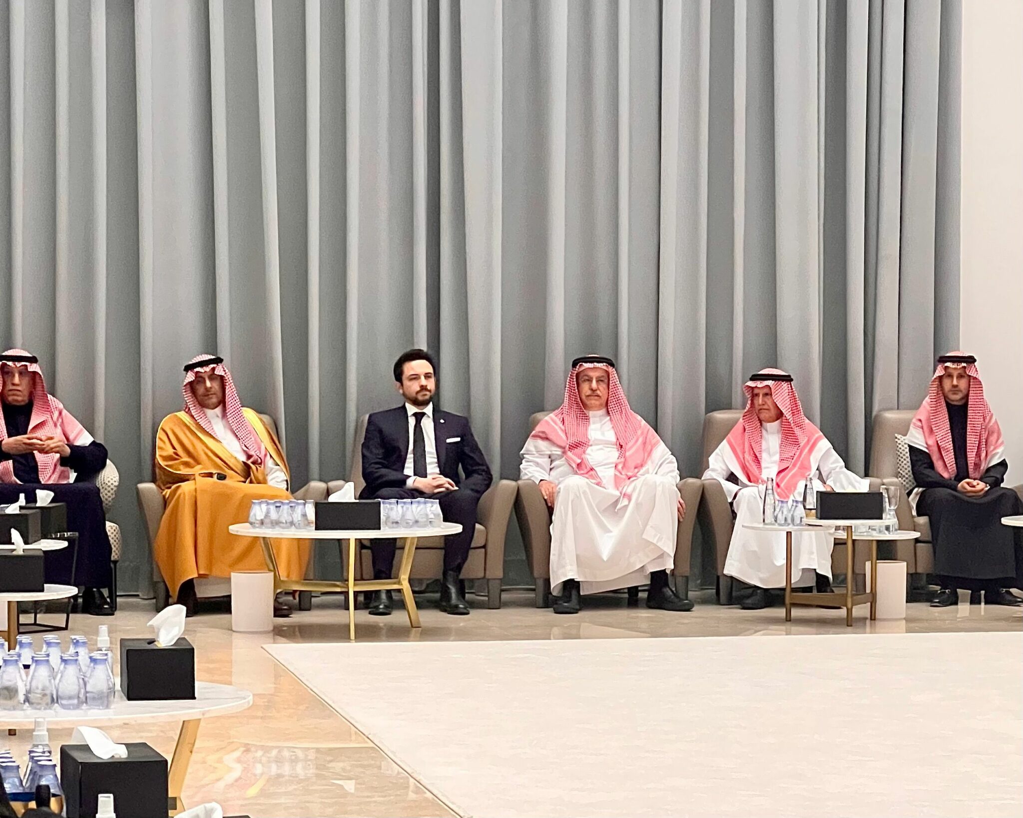 الأمير الحسين يشارك بتشييع جثمان والد الأميرة رجوة