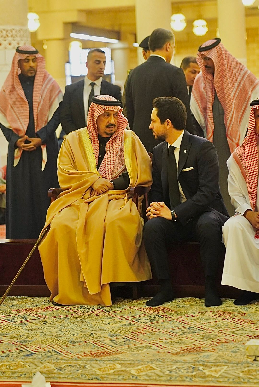 الأمير الحسين يشارك بتشييع جثمان والد الأميرة رجوة