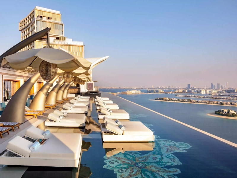 أهم 6 مسابح فخمة ومبهرة في دبي هذا الصيف