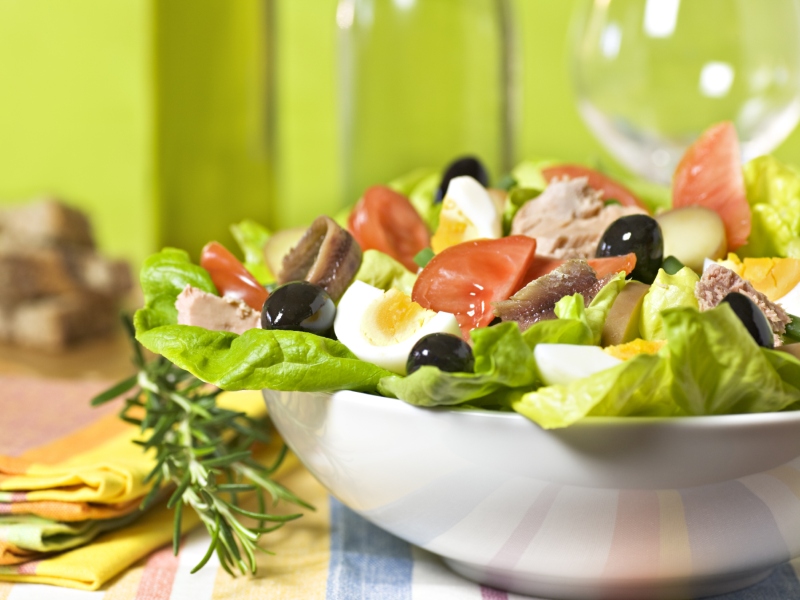 أطباق رمضانية: سلطة نيسواز، دجاج ترياكي ، وكعكة شوكولاتة دون طحين