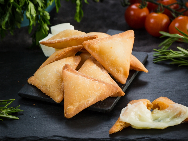 أطباق رمضانية: مقبلات لفائف المسخن، وسبرينج رولز، والسمبوسة