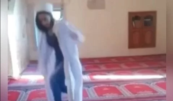 فتاة ترقص داخل مسجد في تركيا